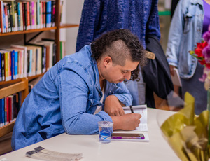 “Substanciar – circuito poético” leva poesia experimental de Will Moreira às bibliotecas de Pouso Alegre e Varginha