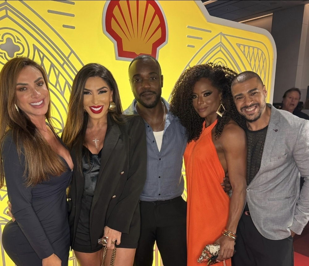 Andrea de Andrade brilha na estreia VIP de 'Mudança de Hábito' ao lado de Xuxa Meneghel, Miguel Falabella, Nicole Bahls e Adriana Bombom