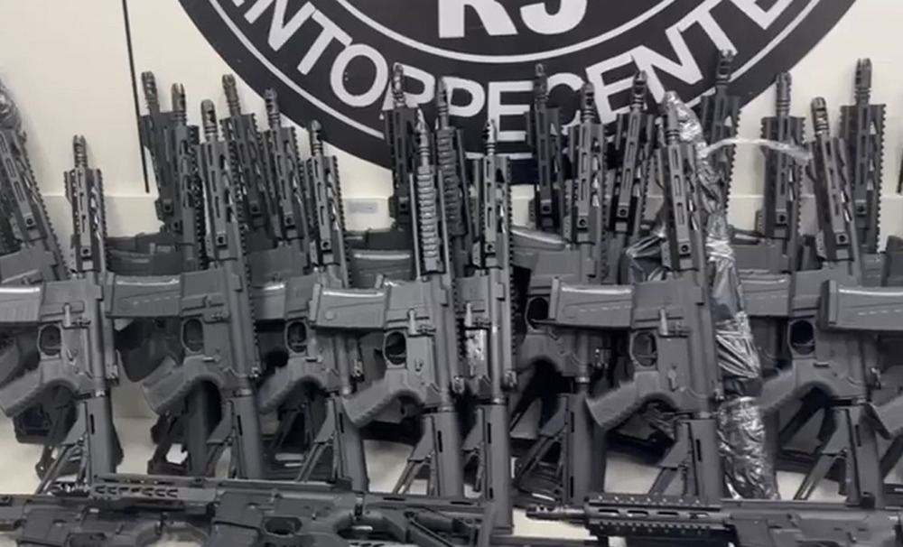 Grupo criminoso que fabricava 3,5 mil fuzis por ano para facções no Rio é alvo da PF e do MPF