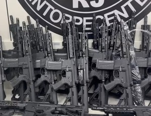 Grupo criminoso que fabricava 3,5 mil fuzis por ano para facções no Rio é alvo da PF e do MPF