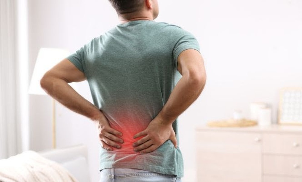 Dores na coluna afetam jovens e mais velhos, e se tornam um problema de saúde pública