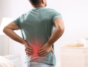 Dores na coluna afetam jovens e mais velhos, e se tornam um problema de saúde pública