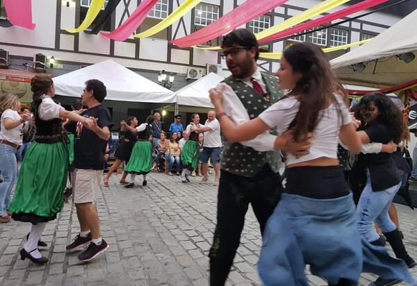 Outubro no Barra World: mês do chopp e das bruxas com entrada liberada