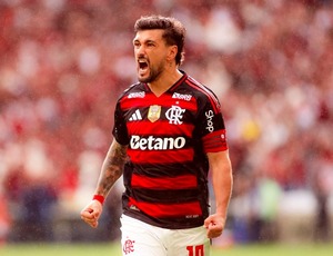 Flamengo vence no Maracanã e empata em número de pontos com Palmeiras