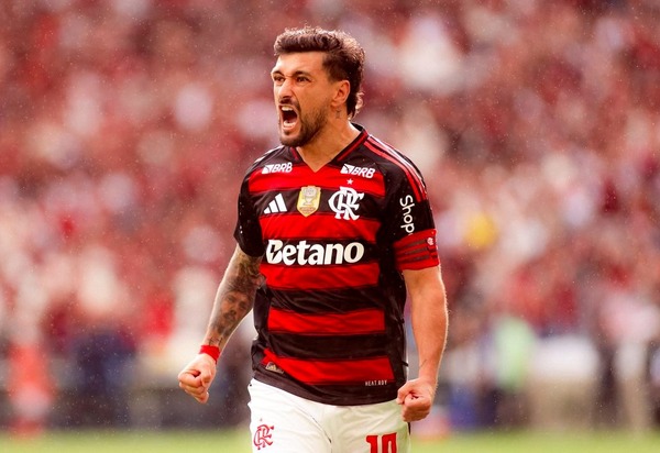 Flamengo vence no Maracanã e empata em número de pontos com Palmeiras
