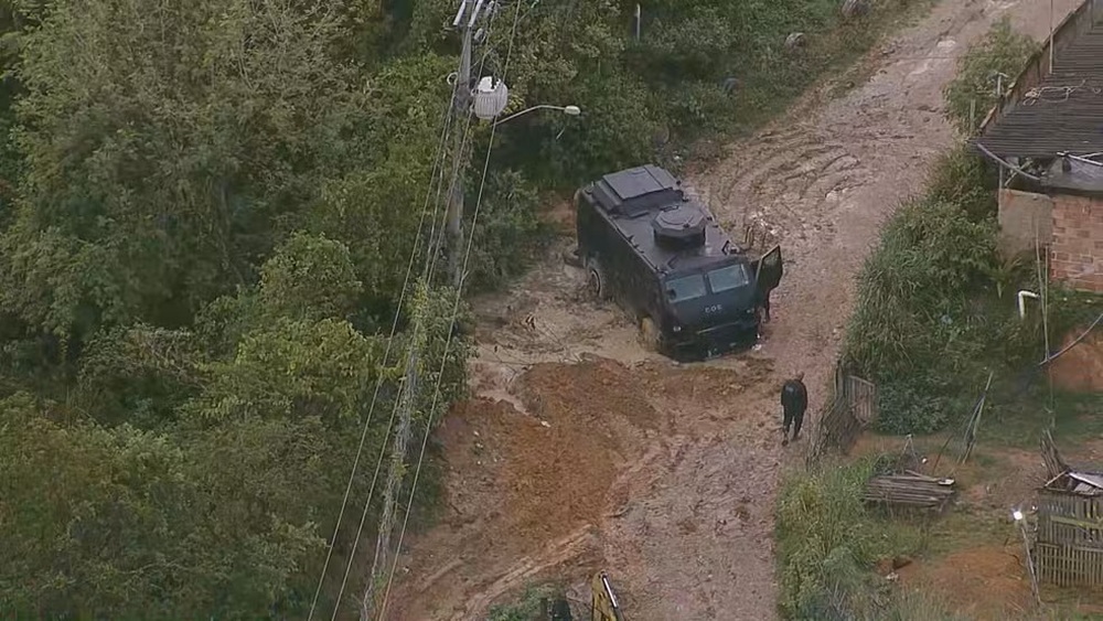 Operação da PM em Belford Roxo tem confronto e blindado atolado durante ação na Baixada