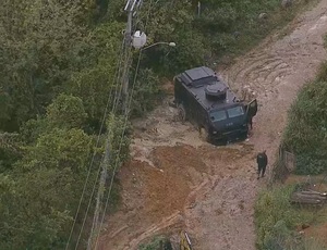 Operação da PM em Belford Roxo tem confronto e blindado atolado durante ação na Baixada