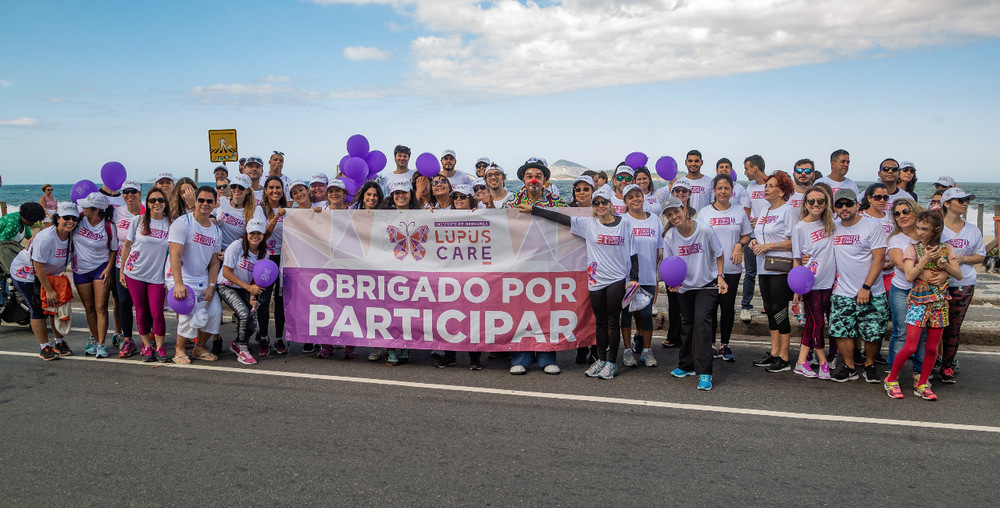 Exposição “Existe Vida Após o Diagnóstico” dá visibilidade a histórias de pessoas com lúpus no Aeroporto do Galeão