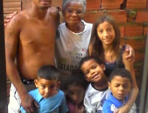 Cia Um Brasil de Teatro e Artes lança campanha para produzir longa sobre catadora negra que adotou 45 filhos