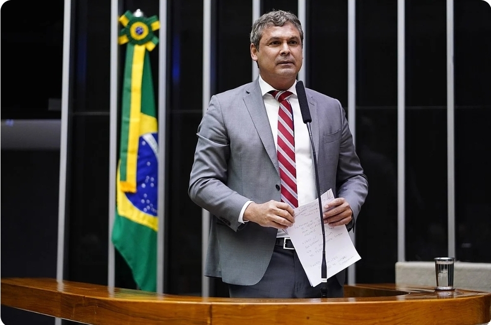 Lindbergh pede que STF investigue Flávio Bolsonaro por atentar contra soberania nacional