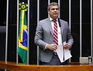 Lindbergh pede que STF investigue Flávio Bolsonaro por atentar contra soberania nacional