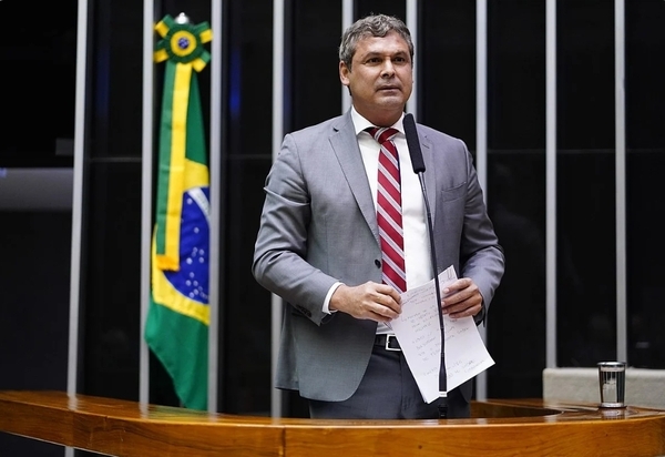 Lindbergh pede que STF investigue Flávio Bolsonaro por atentar contra soberania nacional