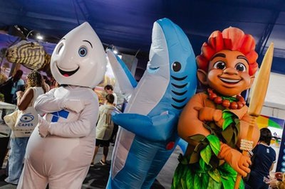 Com diversão, mascotes conscientizam sobre preservação do oceano e do meio ambiente