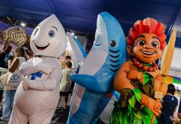 Com diversão, mascotes conscientizam sobre preservação do oceano e do meio ambiente