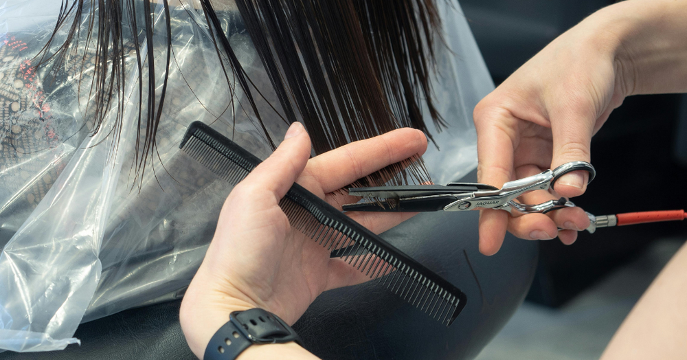 Federação dos Cabeleireiros sob suspeita: diplomas, propaganda enganosa e prejuízo coletivo