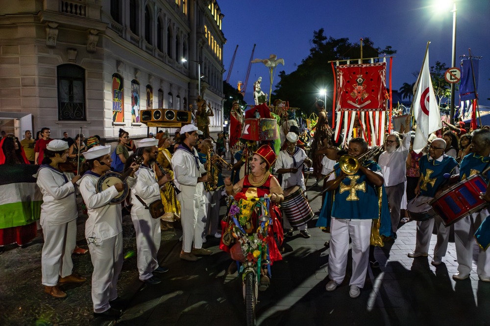 'Procissão de Todos os Santos' com a Companhia Brasileira de Mystérios e Novidades