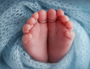 Bebê prematuro dado como morto é retirado do próprio velório chorando