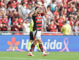 Levantamento revela: Arrascaeta é o meio-campista com mais gols no mundo em 2025; veja ranking