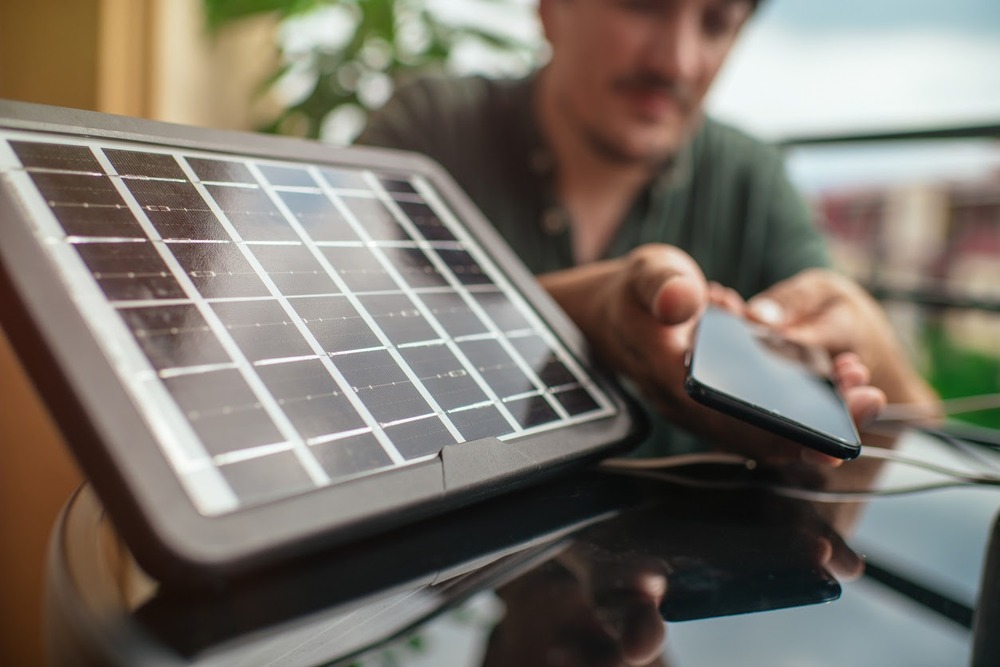 De ar-condicionado a drone: os 15 aparelhos que os brasileiros mais querem carregar com placas solares 