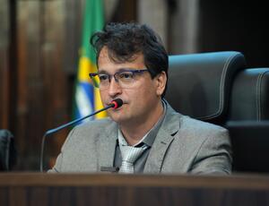 Deputado Dr. Pedro Ricardo apresenta projeto que isenta táxis, carros e motos de aplicativo de pedágio no Rio