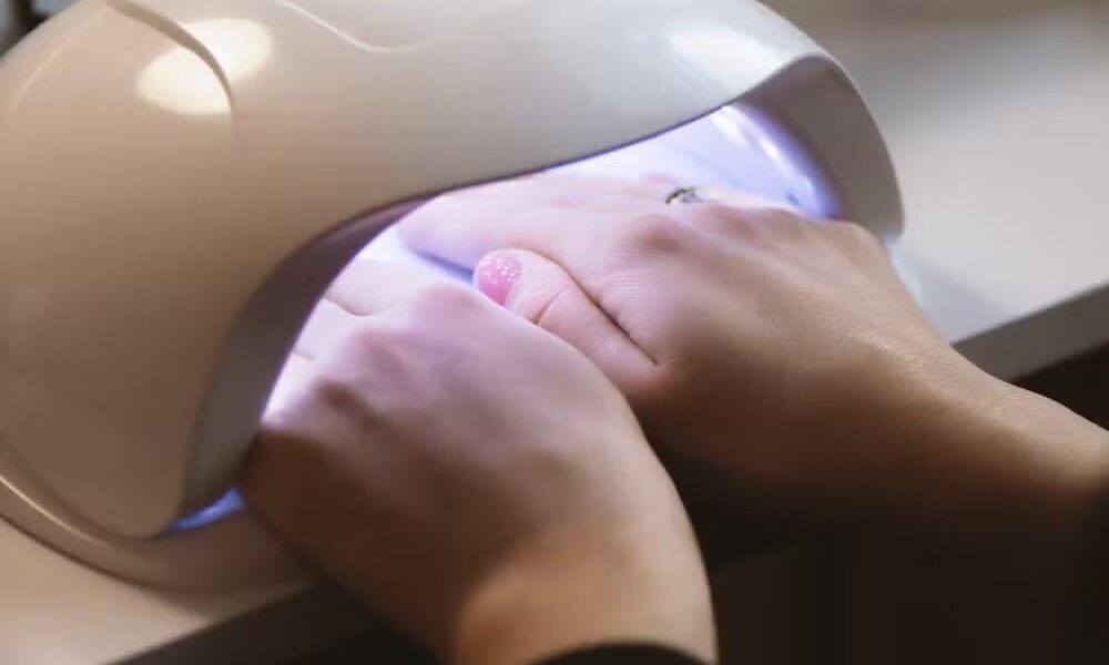 Anvisa proíbe substâncias usadas em unhas e esmaltes em gel por risco de câncer e infertilidade