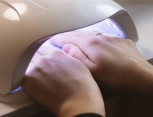 Anvisa proíbe substâncias usadas em unhas e esmaltes em gel por risco de câncer e infertilidade