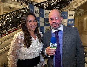 Dra. Eloá Silva recebe reconhecimento por atuação no direito marítimo durante solenidade promovida pelo vereador Leniel Borel