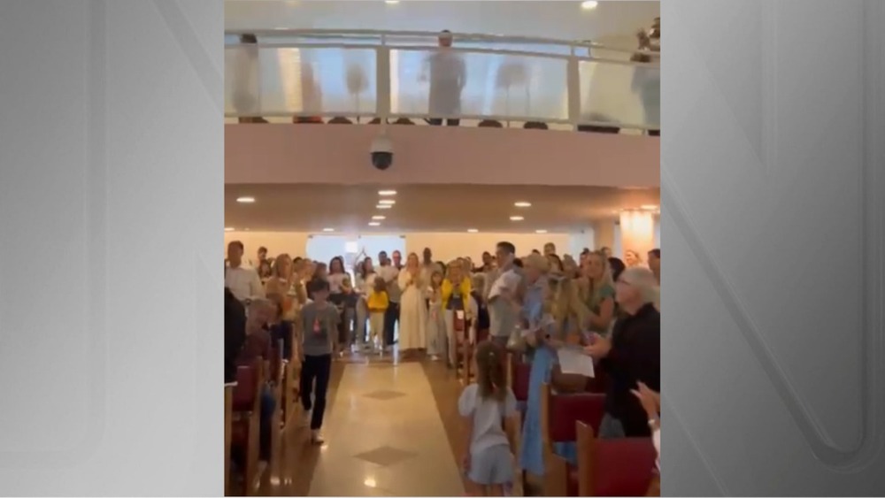 Governador Cláudio Castro é aplaudido em missa na Barra da Tijuca cinco dias após operação que deixou 121 mortos