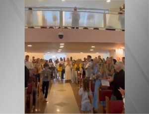 Governador Cláudio Castro é aplaudido em missa na Barra da Tijuca cinco dias após operação que deixou 121 mortos