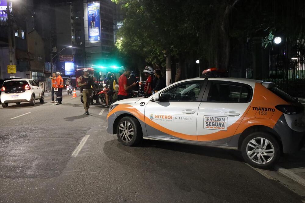 Prefeitura de Niterói realiza operação e fiscaliza mais de 200 motos em Icaraí 