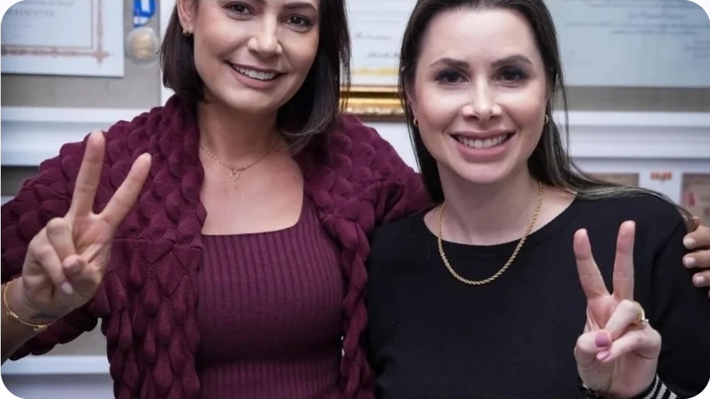 Apoio de Michelle a Carol de Toni para o Senado acirra tensão com PL e Carlos Bolsonaro