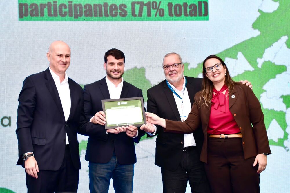 Tande Vieira representa Municípios Fluminenses e recebe certificado de adesão ao Programa Ambiente Resiliente