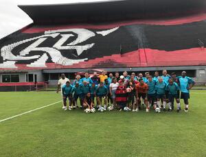Menino que enfrenta um câncer visita Gávea e ganha camisa autografada do FlaMaster