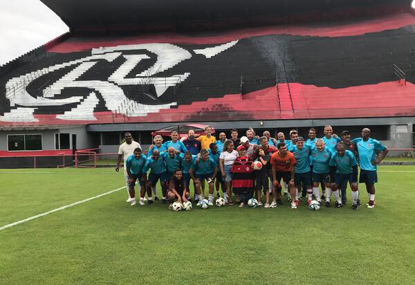 Menino que enfrenta um câncer visita Gávea e ganha camisa autografada do FlaMaster