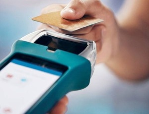 Elo testa pagamento com leitura da palma da mão