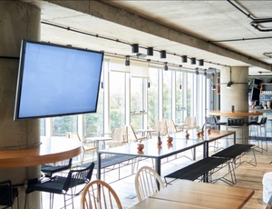 Como usar a televisão para valorizar o ambiente comercial