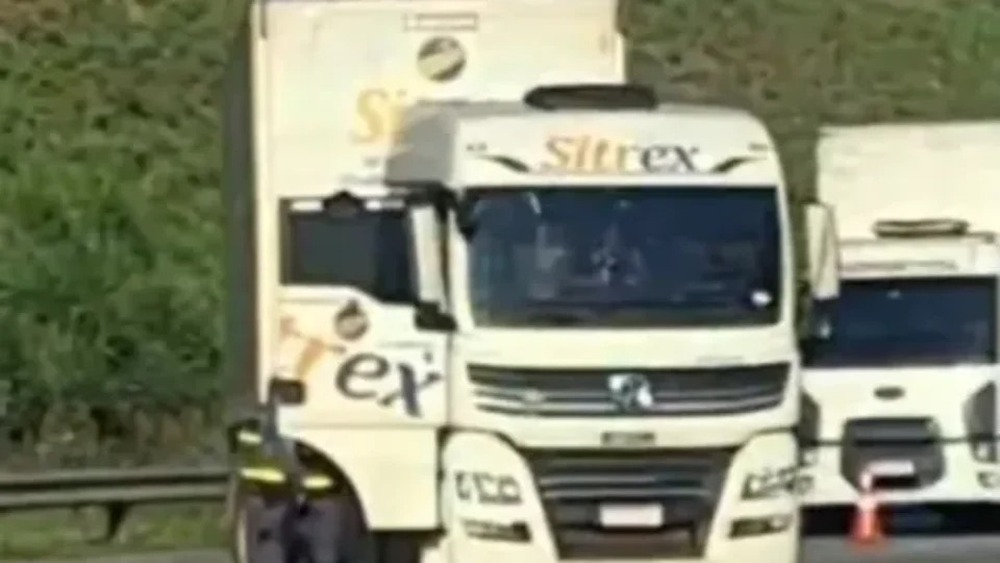 Motorista é resgatado após 4 horas no Rodoanel, e PM afirma que explosivo era falso