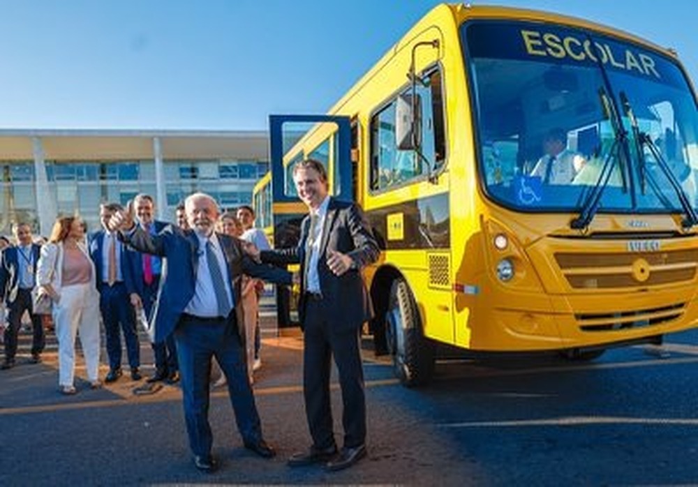 Lula sanciona transporte e alimentação para quem estuda em escolas federais e mora no campo