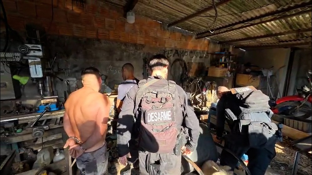 Polícia Civil do Rio desmonta esquema de fabricação e venda ilegal de armas em operação no RJ e no Paraná