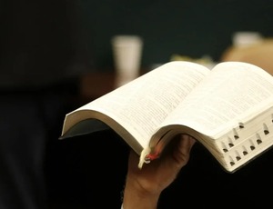 Prefeito libera Bíblia como material paradidático em escolas de Salvador