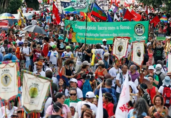 Marcha pelo Clima reúne 70 mil e leva força amazônica às ruas de Belém