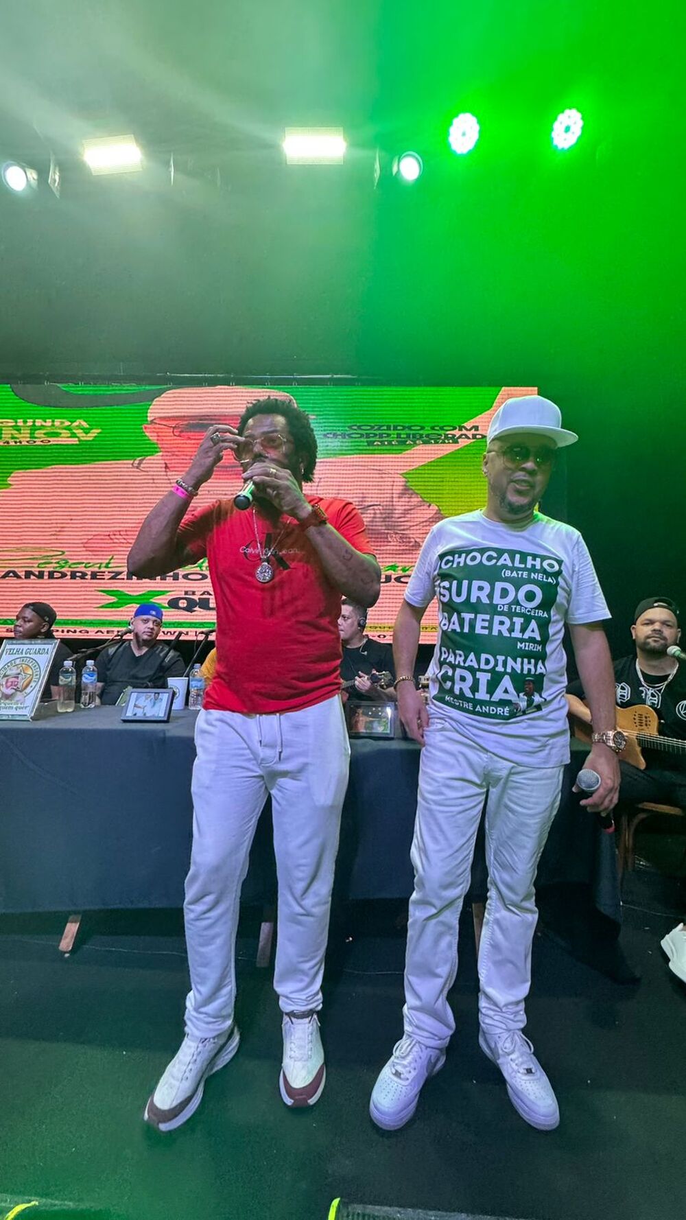 Andrezinho do Molejo comemora 54 anos ao lado de amigos famosos e ganha noite de samba inesquecível