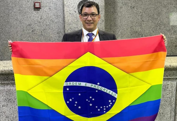 Nélio Georgini recebe Menção Honrosa do Grupo Arco-Íris por atuação na causa LGBTQIAP+
