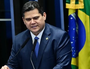 Alcolumbre anuncia votação de pauta-bomba horas após indicação de Messias ao STF