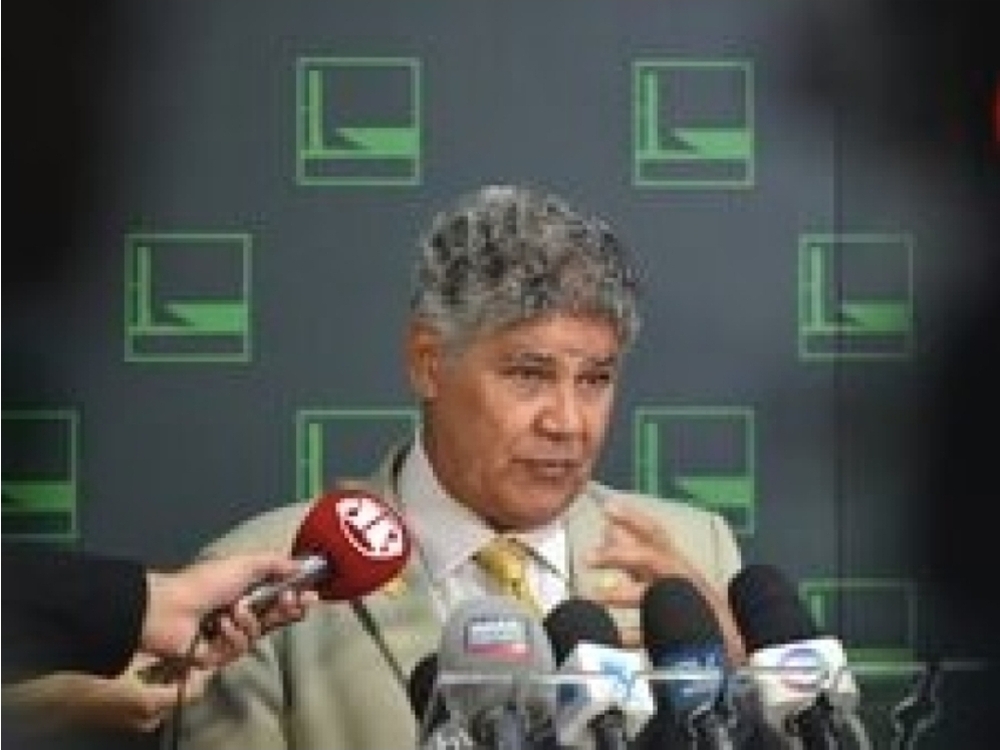 Psolista Chico Alencar quer alterar frase da bandeira do Brasil