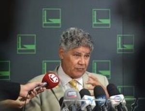 Psolista Chico Alencar quer alterar frase da bandeira do Brasil