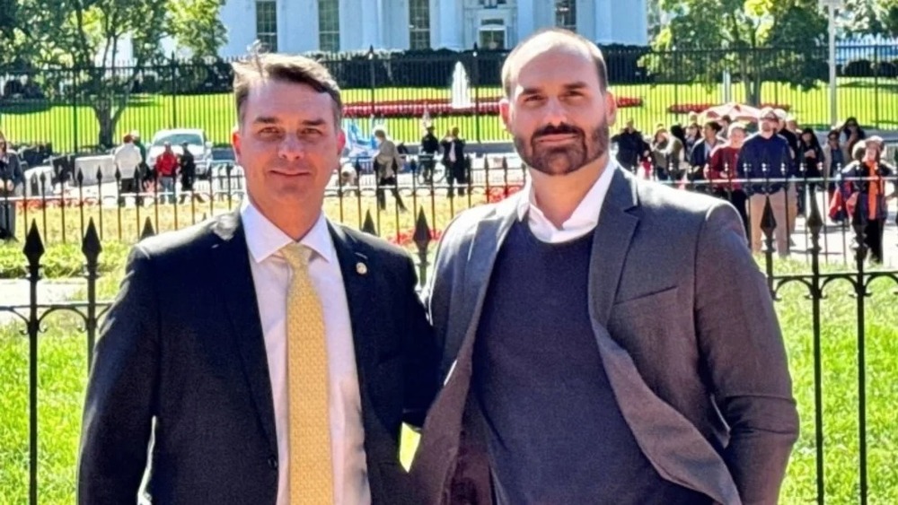 Os filhos, outra vez: vigília convocada por Flávio precipitou prisão de Bolsonaro