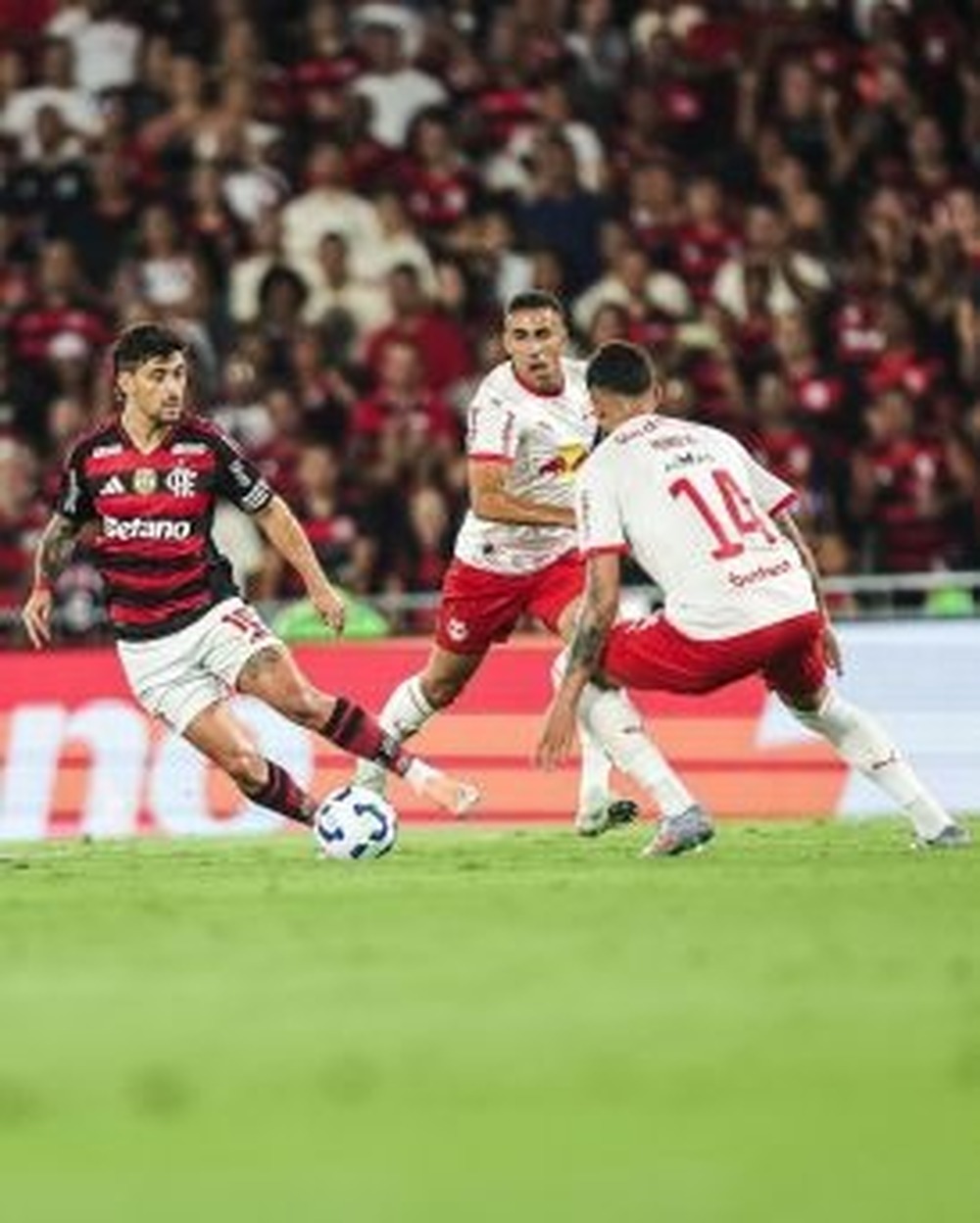 Flamengo vence o Bragantino por 3 x 0 e abre quatro pontos de vantagem sobre o Palmeiras, que empatou com o Fluminense