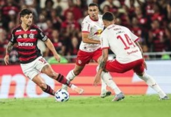 Flamengo vence o Bragantino por 3 x 0 e abre quatro pontos de vantagem sobre o Palmeiras, que empatou com o Fluminense