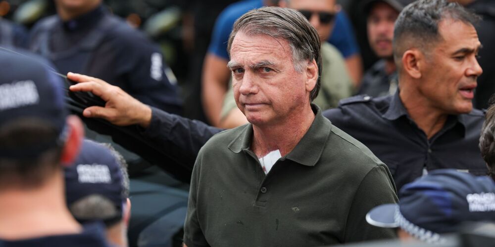 Centrão em apuros: Bolsonaro tenta romper tornozeleira, Eduardo, Zambelli e Ramagem fogem do país, e Flávio tenta reviver acampamentos de 8 de janeiro